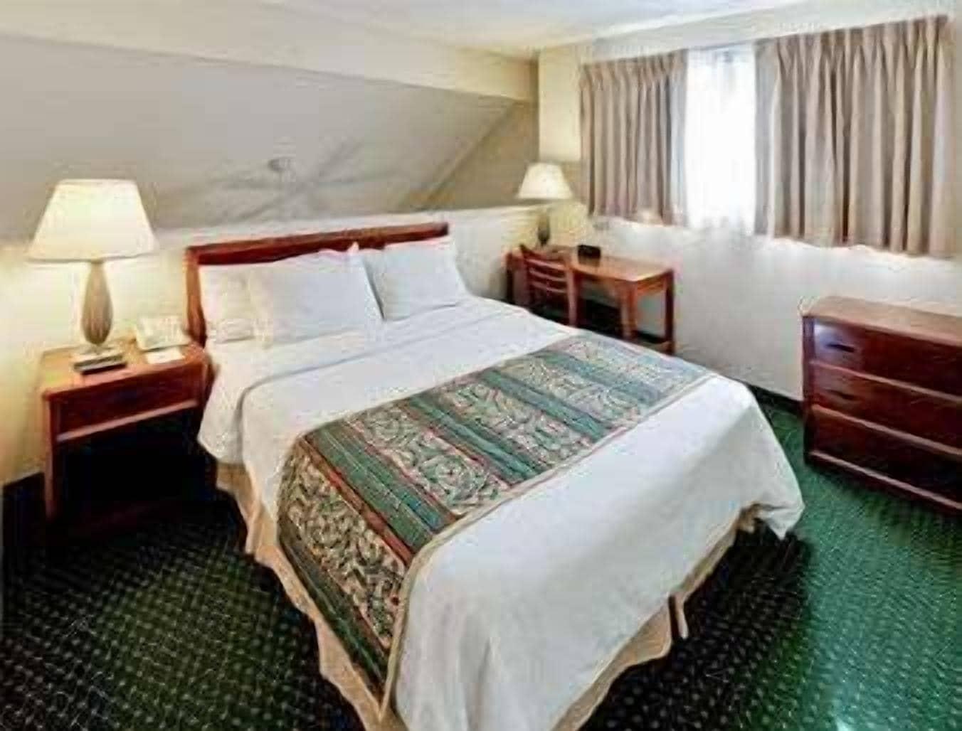 Hawthorn Dayton South Hotel